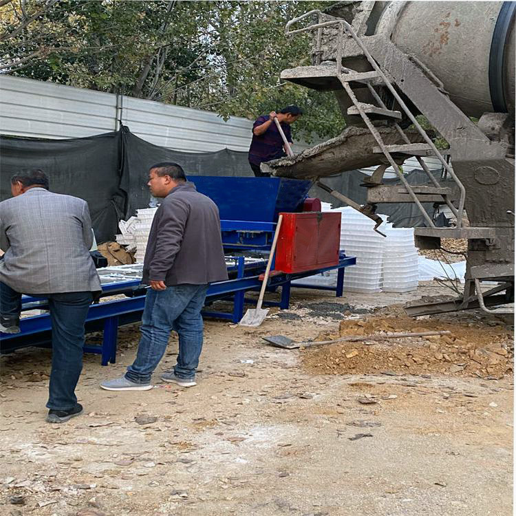 現(xiàn)場罐車正常出料，進入到預制件設備料斗內